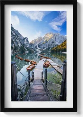 Produktbild von Boote auf einem Bergsee– Wandbild mit Rahmen – Gerahmtes Bild  – Wanddekoration – 40x60 cm –  Schwarz