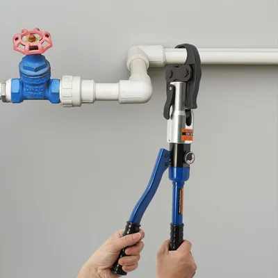 Produktbild von Hydraulische Rohrschellezange - 10 Matrizen - 22.046 Newton Krafteinwirkung - Für den Einsatz in der Elektrotechnik