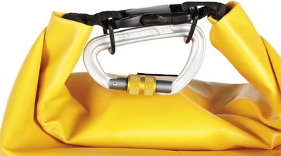 Gelbe Materialtasche Dry Bag von singing rock; geeignet für Arbeitssicherheit; mit robustem Verschluss.