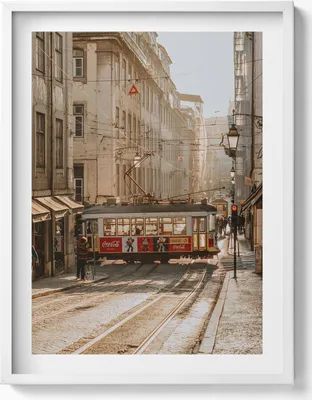 Produktbild von Blick auf Lissabon und Straßenbahn– Wandbild mit Rahmen – Gerahmtes Bild  – Wanddekoration – 60x80 cm –  Weiß Rahmen