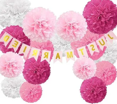 Image de 16 pompons en papier rouges pour la décoration de mariages et de fêtes - thème « Just Married » avec des accessoires dorés