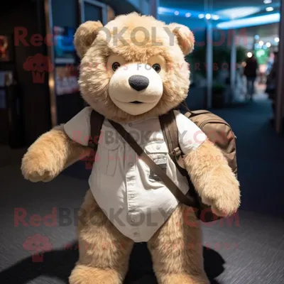 Produktbild von Beiger REDBROKOLY Bär als Maskottchen kostüm bekleidet mit einem Henley-T-Shirt und Messenger-Taschen