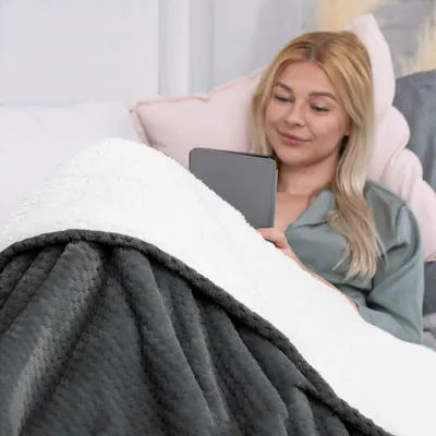 Produktbild von Kuscheldecke 100% Polyester zarte Steppung und Lammfelloptik 70 x 150 cm - Dunkelgrau