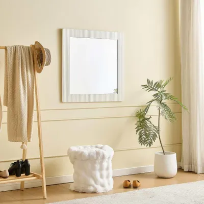 Produktbild von Moderner Wandspiegel mit Holzoptik-Rahmen, ideal für Flur, Schlafzimmer & Wohnzimmer, klare Spiegelfläche, zeitloses Design, 80x80 cm, Weiß