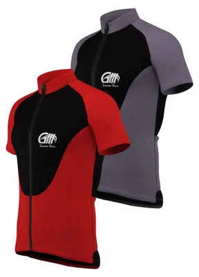 Ein deutscher Radfahrer trägt ein elegantes rotes und graues Trikot mit schwarzen Akzenten. Es verfügt über kurze Ärmel, 100 % Elasthan für Flexibilität, einen Stehkragen, einen Frontreißverschluss und eine Rückentasche für praktischen Stauraum. Perfekt fü