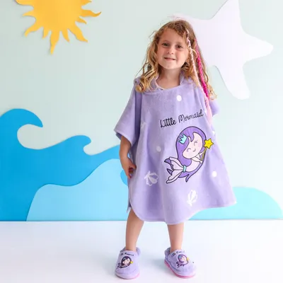 Produktbild von Milk&Moo Little Mermaid Badeponcho Kinder | 100% Baumwolle | Strandtuch mit Kapuze für Kleinen | Offene Seite | Ultra Weich | Saugfähig | Meerjungfrau Stickerei | Einheitsgröße | 57x61 cm | Lila