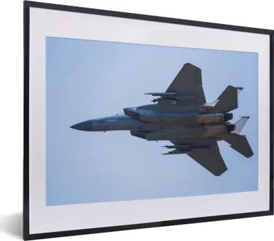 Produktbild von MuchoWow® MuchoWow® Gerahmtes Poster Ein weißes Kampfflugzeug am blauen Himmel 40x30 cm - Poster mit zchwarzem Bilderrahmen - Bilderrahmen - Poster im Rahmen