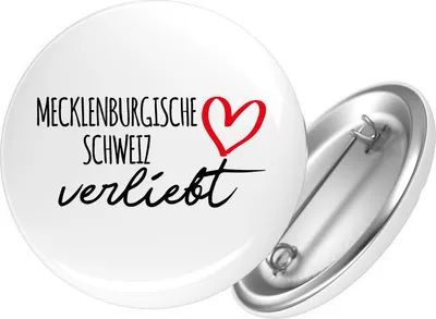 Produktbild von Huuraa Button Mecklenburgische Schweiz verliebt 25mm rund mit Sicherheitsnadel Ansteckbutton Geschenkidee