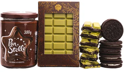 Image de Chocolat blanc au matcha, garni de biscuits, 155 g