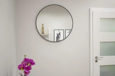 Produktbild von Wandspiegel rund 70 cm mit schwarzem Rahmen und Ablage - Badezimmer oder Wohnzimmer