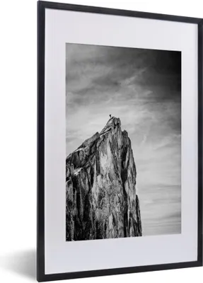 Produktbild von MuchoWow® Gerahmtes Poster Berg - Natur - Klettern - Schwarz und weiß 40x60 cm - Poster mit Schwarzem Bilderrahmen Wandposter Rahmen Foto Bilder - Poster in Rahmen