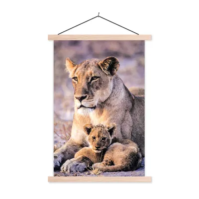 Produktbild von MuchoWow® Textilposter Löwin - Löwe - Junges 40x60 cm mit holzfarbenen Rahmen - Poster