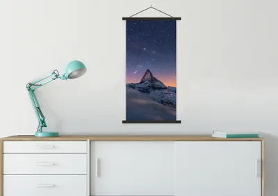 Produktbild von MuchoWow® Textilposter Nacht über der Landschaft im Winter des Schweizer Matterhorns 60x120 cm mit schwarzem Rahmen - Magnete
