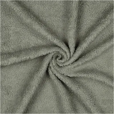 Gerollter Teddystoff Baumwoll-Fleece Meterware in Blassgrün, zeigt die Weichheit und den Faltenwurf.