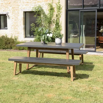 Produktbild von HECTOR – Gartengarnitur aus Beton und Akazienholz, bestehend aus einem Tisch (180 × 90 cm) und zwei Bänken
