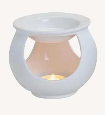 Eine weiße Keramik-Duftlampe. Das Design ist modern und minimalistisch mit einer runden Schale oben.