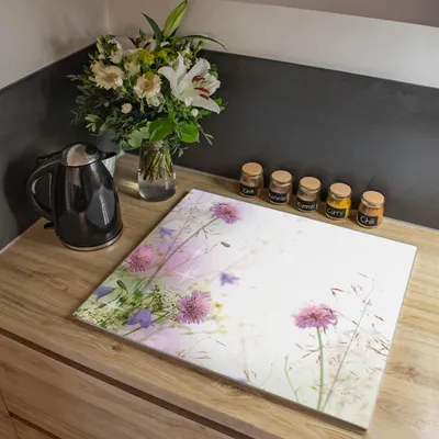 Produktbild von banjado Herdabdeckplatte einteilig 60x52cm groß mit Gummi Abstandshalter, ESG Sicherheitsglas mit Motiv Glitzernde Wiese [HAP1 11269]