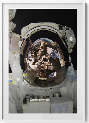 Produktbild von NASA-Astronaut im Weltraum– Wandbild mit Rahmen – Gerahmtes Bild  – Wanddekoration – 70x100 cm –  Weiß Rahmen