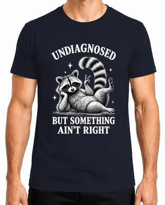 Imagen del producto de Camiseta para hombre, color azul marino, con el texto: "Indiagnosticado, pero algo no está bien. Waschbär (mapache). Trash Panda. Ironía." Talla S