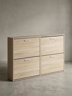 Vorderansicht der hellen Schuhkommode in Eiche Sonoma mit 4 geräumigen Kippfächern. Das 120 cm breite Schuhregal aus Holz steht freigestellt vor einem weißen Hintergrund._#sku_SAFWL5.828#
