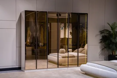 Produktbild von Designer Schlafzimmerschrank Robuster Kleiderschrank Exklusive Glastüren Schrank