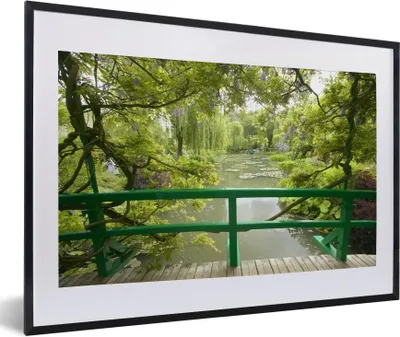 Produktbild von MuchoWow® MuchoWow® Gerahmtes Poster Blick auf das Wasser von der japanischen Brücke im Garten von Monet in Giverny, Frankreich 60x40 cm - Poster mit zchwarzem Bilderrahmen - Schlafzimmer - Plakat in