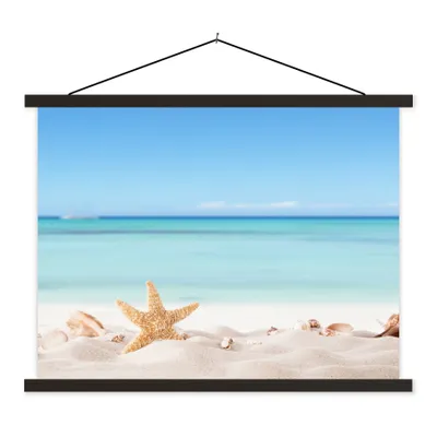 Produktbild von MuchoWow® Textilposter Strand - Meer - Muscheln - Seesterne 120x90 cm mit schwarzem Rahmen - Aufhänger für Poster