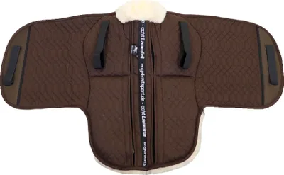 Produktbild von Engel Reitsport Satteldecke SADEK1AP Lammfell & Baumwollsteppstoff, Fell in Sattellage, Fellkranz vorne, Korrektur Aufpolstertaschen außen Mocca/Med. D (Dressur)