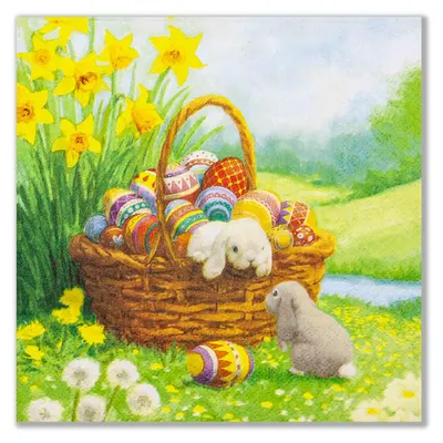 Ein frühlingshaftes Bild zeigt einen Korb voller bunter Ostereier und zwei niedliche Kaninchen umgeben von leuchtend gelben Narzissen und einer grünen Wiese im Hintergrund