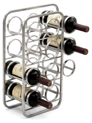 Weinregal für 11 Flaschen aus lackiertem Stahl in Silber, Gesamtansicht mit gefüllten Weinflaschen in Ringhalterungen.