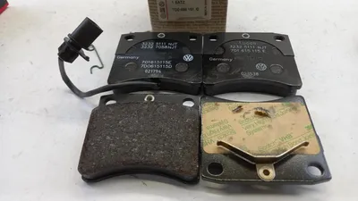 Produktbild von Original VW Transporter Bremsbeläge Bremsklötze mit Warnkontakt vorne 7D0698151C