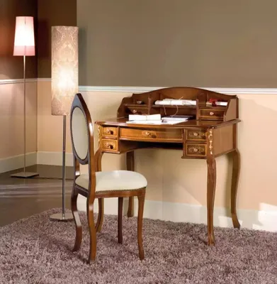 Image de Bureau classique avec chaise en bois marron dans un bureau