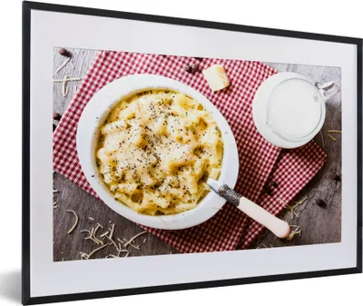 Produktbild von MuchoWow® MuchoWow® Gerahmtes Poster Makkaroni und Käse auf dem Tisch 60x40 cm - Poster mit zchwarzem Bilderrahmen - Schlafzimmer - Plakat in Rahmen - Drucken