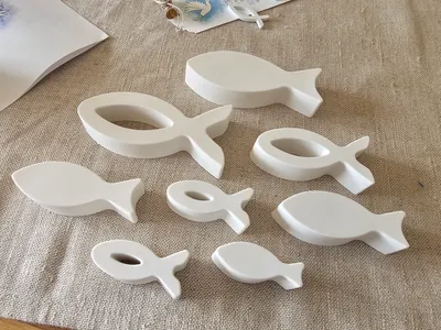 Produktbild von ♥ Fisch-Set 8-teilig, Tischdekoration zur Kommunion / Konfirmation / Taufe, weiß, zum Legen oder Stellen, verschiedene Größen und Formen sortiert, ca. 4,5 x 1,8 cm / 7 x 2,5 / 9 x 3,5 cm, handmade Tischdeko