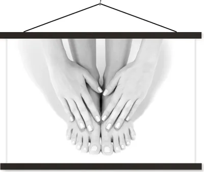 Produktbild von MuchoWow® Textilposter Hände berühren Füße - schwarz und weiß 120x80 cm mit schwarzem Rahmen - Wanddeko