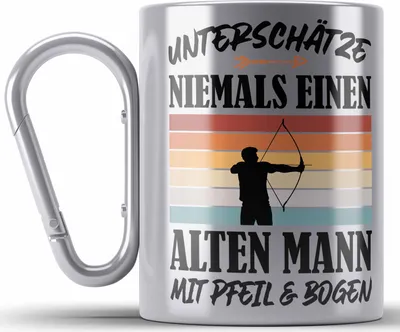 Produktbild von Trendation - Bogenschießen Geschenk Erwachsene Edelstahl Tasse Karabiner Unterschätze Niemals Einen Alten Mann mit Pfeil und Bogen Männer Bogensport Archery (Silber)