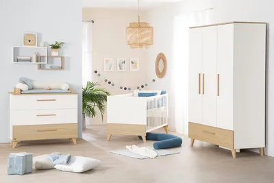 Immagine prodotto di Set per cameretta per bambini Theo, composto da:
- Letto per bambini 70 x 140 cm, trasformabile
- Comodino con fasciatoio e 3 cassetti
- Armadio per bambini
- Maniglie e gambe in legno massello
- Colore: bianco / noce