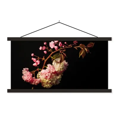 Produktbild von MuchoWow® Textilposter Eine Kirschblüte vor schwarzem Hintergrund 90x45 cm mit schwarzem Rahmen - Klemmleisten