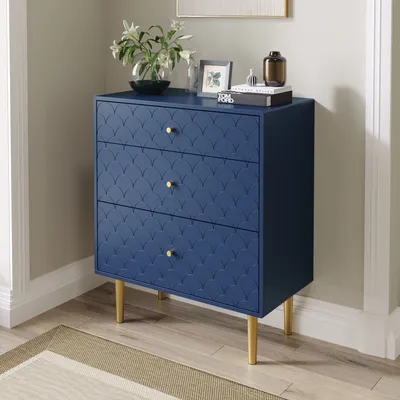 Produktbild von Granatowa komoda z 3 szufladami, regulowanymi półkami, eleganckim wzorem rybiej łuski, solidnymi metalowymi nogami