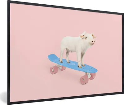 Produktbild von MuchoWow® Gerahmtes Poster Schwein - Rosa - Skateboard - Blau - Tiere 90x60 cm - Poster mit Schwarzem Bilderrahmen Wandposter Rahmen Foto Bilder - Fotorahmen - Foto-Plakat