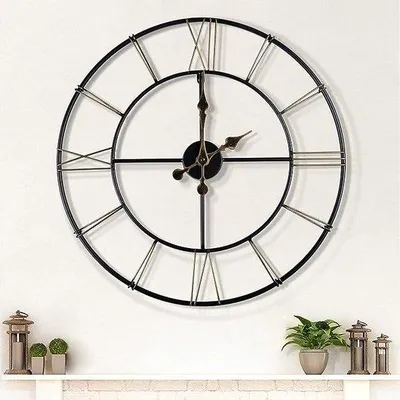 Imagen del producto de Reloj de pared metálico Unyqoos® de 80 cm (31 pulgadas), color y dorado, con números romanos, diseño esqueleto y mecanismo de cuarzo prácticamente silencioso. Ideal para decorar salones, dormitorios y cocinas