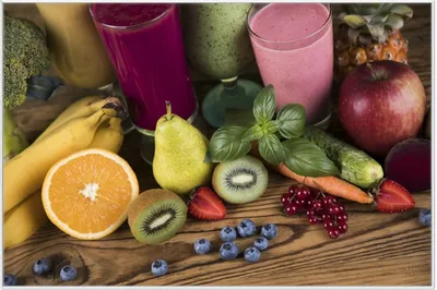 Produktbild von Wallario Wandbild Bunte Smoothies mit Obst in der Küche, Größe: 61 x 91,50 cm, Poster mit weißem Aluminiumrahmen