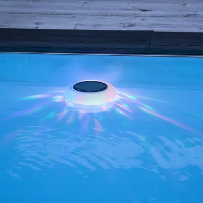 Produktbild von Star Trading 481-80 LED-Solar-Schwimmlicht "Pool Light"weiß, ca. 19x9 cm, 1 rotierende RGB-LED, Solarpanel, Akku, outdoor, Vierfarb-Karton