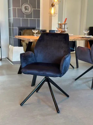 Productafbeelding van City Monolith eetkamerstoel – Draaibare fluweelstoel met armleuningen en automatische terugschuiffunctie. Kleur: Monolith 79, donkerblauw