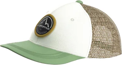 Die "Belayer Cap" von La Sportiva; eine weiße Kappe mit grünem Schirm und braunem Netzstoff.