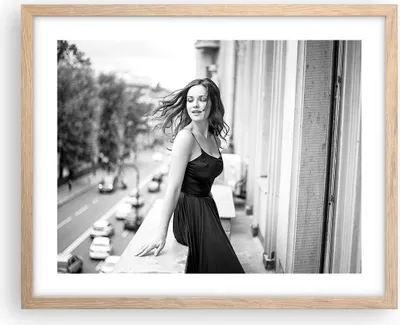 Produktbild von Gerahmtes Poster - Rahmen in heller Eiche - Frau Balkon Straße - 50x40 cm - Wand Bild - Wanddeko - Wandbilder - Kunstposter - Wandposter - Bilderrahmen - Bilder - Kunstdruck - P2NAA50x40-5017