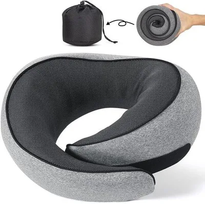 Imagen del producto de Almohada ergonómica para el cuello Unyqoos® fabricada con espuma viscoelástica: soporte para el cuello de 360°, funda transpirable, ligera y compacta, con bolsa de transporte para avión, coche y oficina