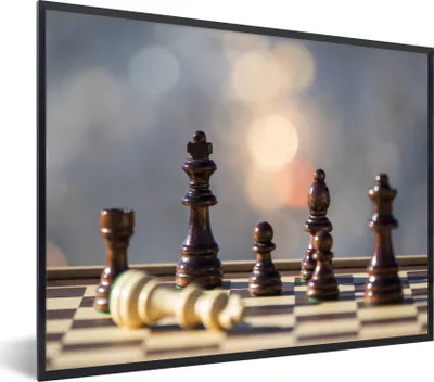 Produktbild von MuchoWow® Gerahmtes Poster Das Schachbrett auf einem Tisch 40x30 cm - Poster mit Schwarzem Bilderrahmen Wandposter Rahmen Foto Bilder - Kunstposter - Wanddekorationen