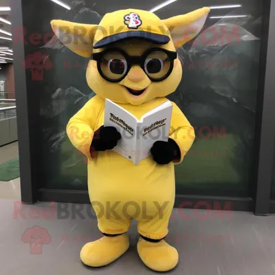 Produktbild von Gelber REDBROKOLY Fledermaus Maskottchen Kostüm charakter bekleidet mit einem Baseball-T-Shirt und einer Lesebrille