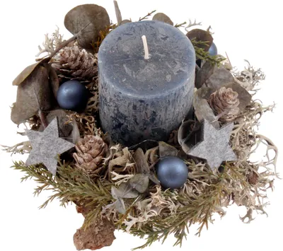 Produktbild von Adventsgesteck rund auf Birkenscheibe mit Rustic-Kerze in graublau CreaFlor Home